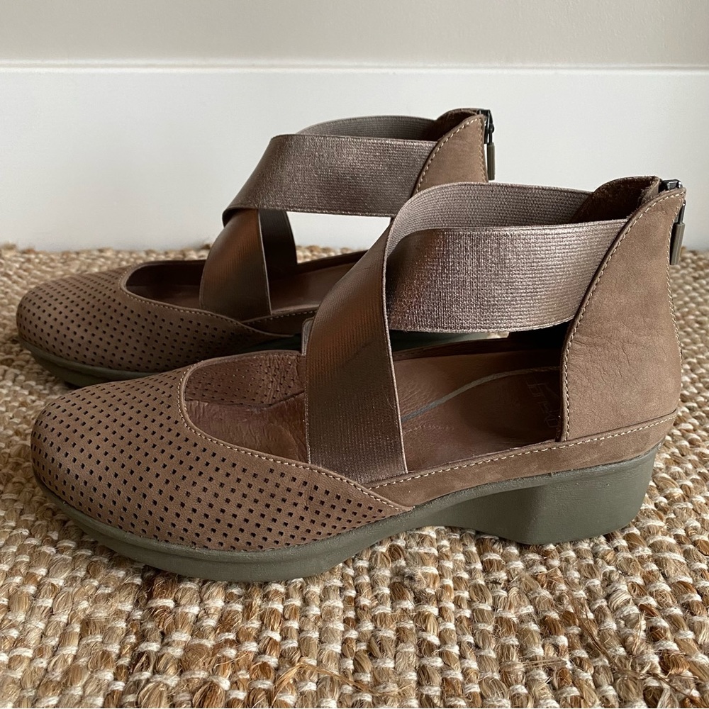 Dansko Laura Nubuck Wedge in Walnut Size 38 - Picture 2 of 13